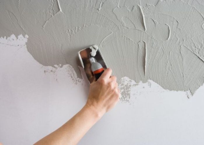 Nên dùng bột bả để làm tường phẳng mịn trước khi sơn 