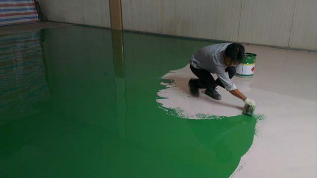 Nên làm sạch bề mặt trước khi dùng sơn 2 thành phần 
